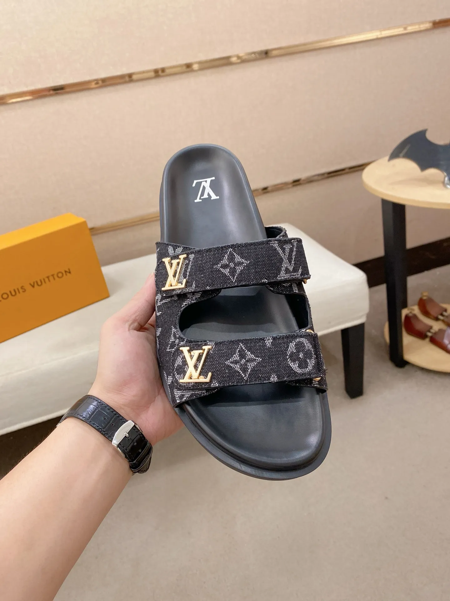 Men's shoes💰: 320💰Made by LV🔍Top purchasing agent, men's spring and summer slippers are available at the same counter. The uppers are made of cowhide imported from Italy, with logo graphics and high-quality craftsmanship. Soles: original soles specially provided by the original factory. Exclusive molded soles are super comfortable. Original goods with single order, 🔍🔍high quality, you can enter and exit the counter at will. Welcome to compare, code number 38-44. Can be customized45